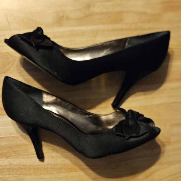 THE TOUCH OF NINA Black Satin Pumps Shoes Peep Toe Heels, Size 11 M - Picture 3 of 7